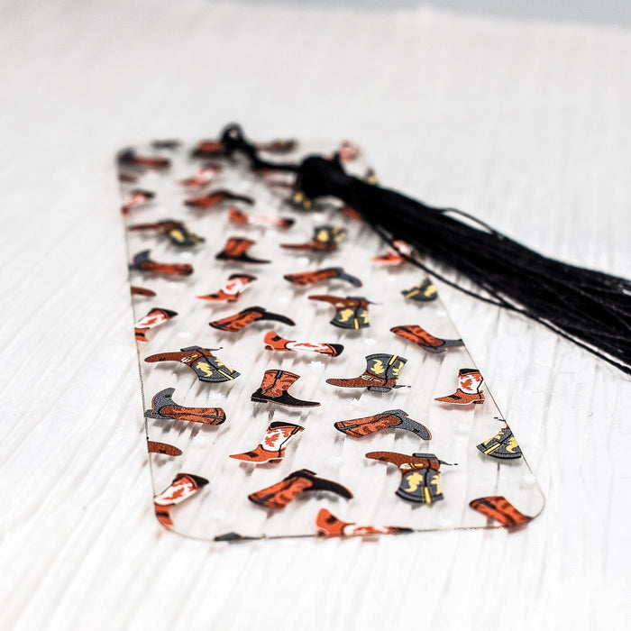 a tie that has a bunch of birds on it